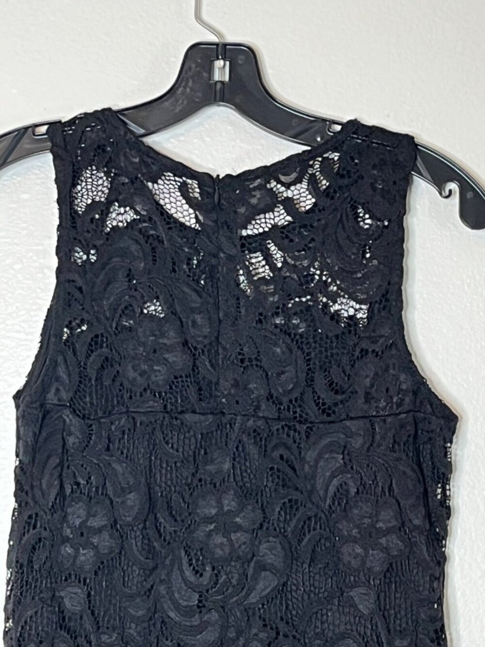 Black Sleeveless Floral Lace Bodycon Dress Scalloped Hem & Back Zipper Closure - Picture 5 of 7